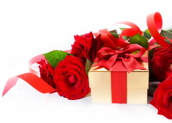 Золотая коробка подарков ко Дню Святого Валентина и красные розы на белом фоне — стоковое фото