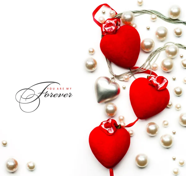 Tarjeta de felicitación Art Valentine Day con corazones rojos sobre fondo blanco —  Fotos de Stock