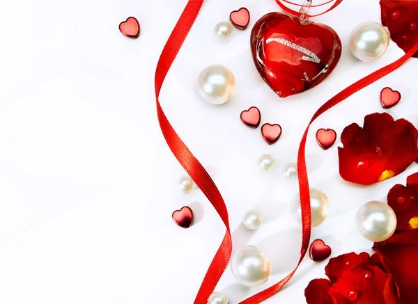 Valentines wenskaart met rode rozen bloemblaadjes en sieraden haer — Stockfoto