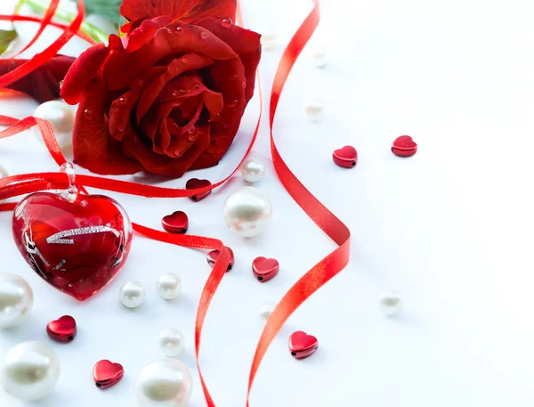 Valentines wenskaart met rode rozen bloemblaadjes en sieraden horen — Stockfoto