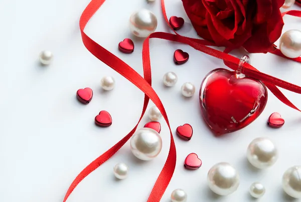 Tarjeta de felicitación art valentines con pétalos de rosas rojas y joyas —  Fotos de Stock