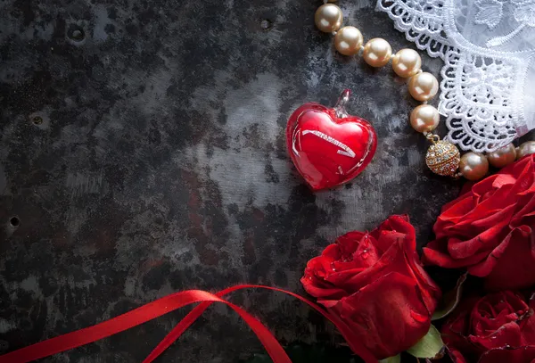 Kunst-Valentinstag-Grußkarte mit roten Rosen und rotem Herz — Stockfoto