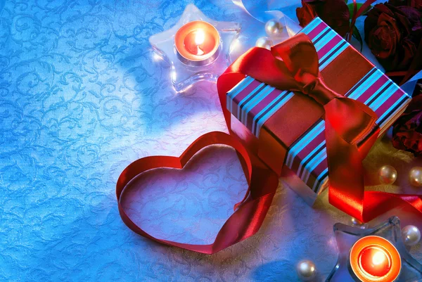 Sanat Sevgililer günü hediye kutusu ile kırmızı kalp — Stok fotoğraf