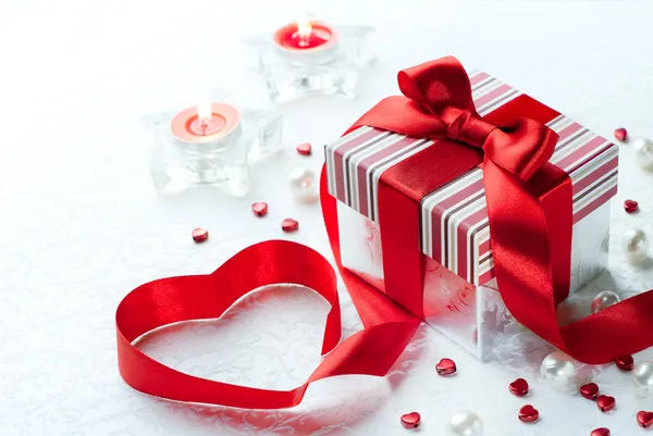 赤いリボン弓心と芸術バレンタインの日ギフト ボックス — ストック写真