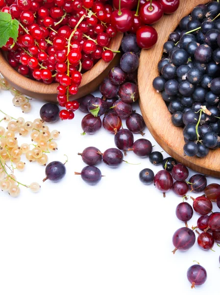 Здоровый набор свежих ягод на белом фоне — стоковое фото