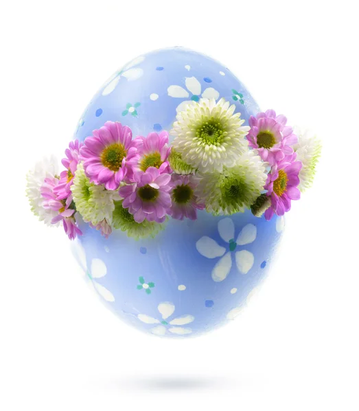 Oeuf de Pâques art décoré de fleurs Isolé sur fond blanc — Photo