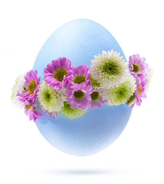 Arte uovo di Pasqua decorato da fiori Isolato su sfondo bianco — Foto Stock