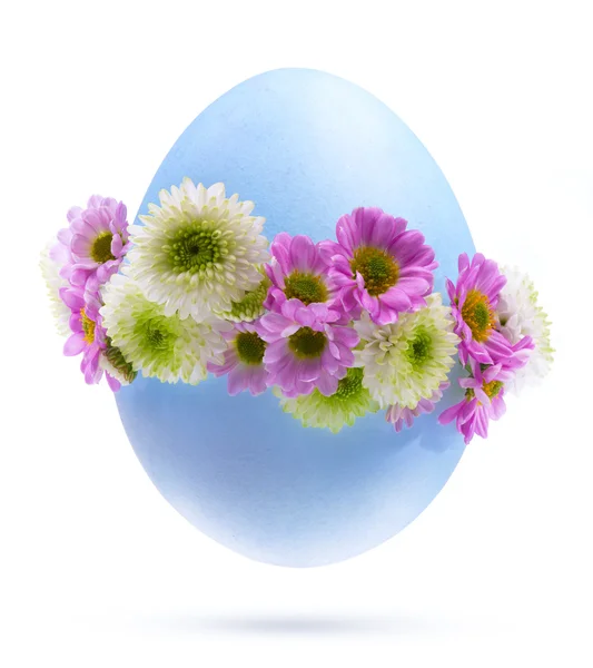 Пасхальное яйцо, украшенное цветами на белом фоне — стоковое фото