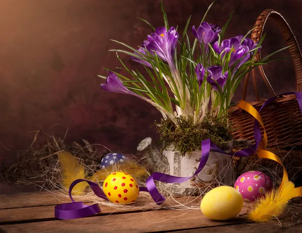 Великодній кошик з весняними квітами та великодніми яйцями — стокове фото