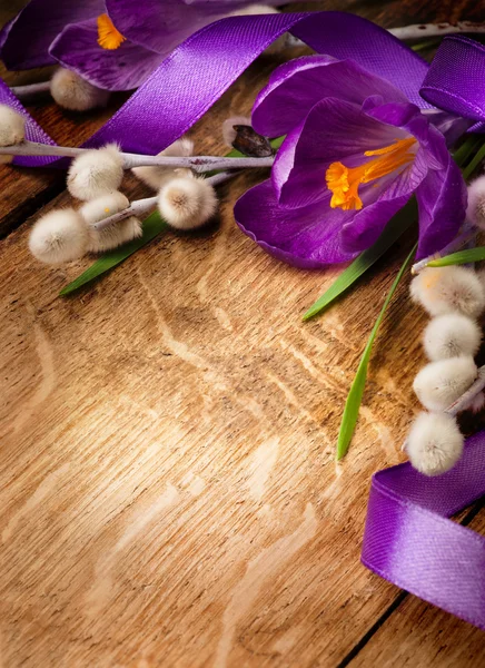 Винтажная пасхальная открытка, весенние цветы на деревянном фоне — стоковое фото