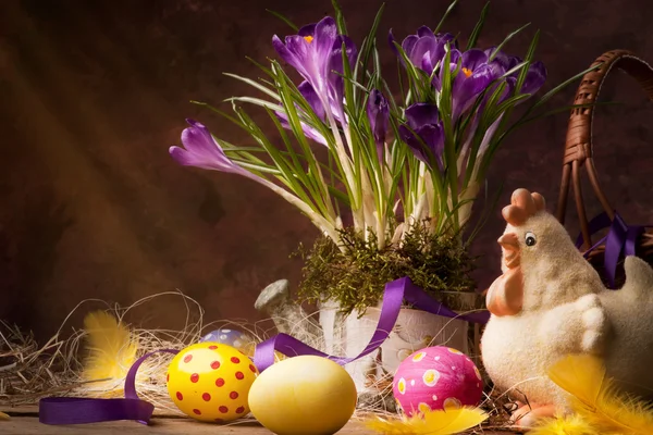 Ročník Velikonoční přání, jarní květiny na dřevěné pozadí — Stock fotografie