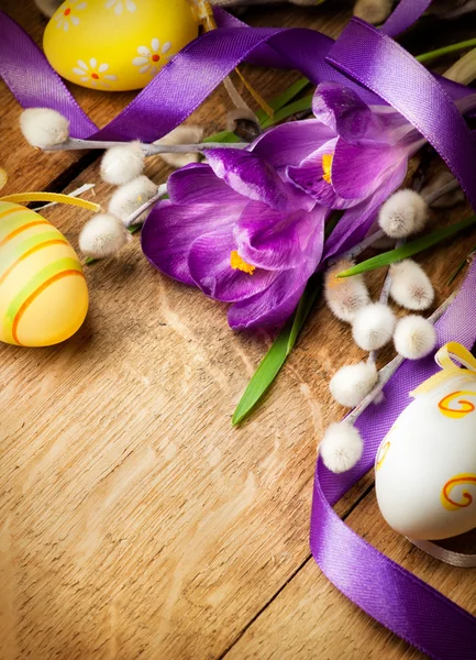 Sfondo pasquale con fiori e uova di Pasqua — Foto Stock