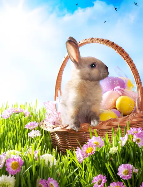 Cesta de Páscoa com ovos decorados e o coelho da Páscoa — Fotografia de Stock