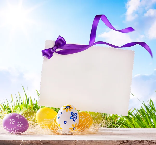 Tarjeta de felicitación Art Easter con huevos de Pascua — Foto de Stock