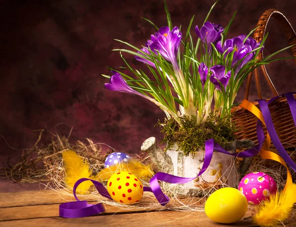 Sztuka tło Wielkanoc pisanki i krokusy — Zdjęcie stockowe
