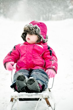 küçük kız snowsuit kızakta