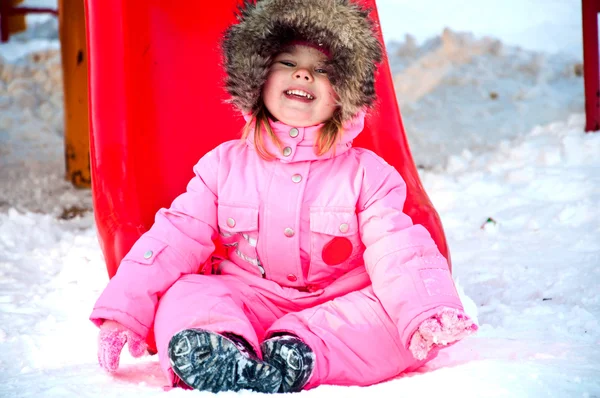 Κορίτσι χαριτωμένο μικρό παιδί κάθεται από το κλείστρο — Φωτογραφία Αρχείου
