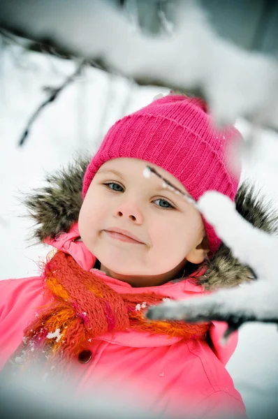 Liten flicka i vinter porträtt — Stockfoto