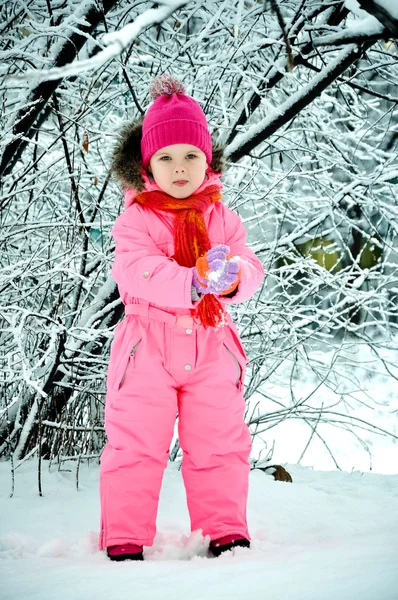 Yürümeye başlayan çocuk kız güzel kış gününde yürüyüş — Stok fotoğraf