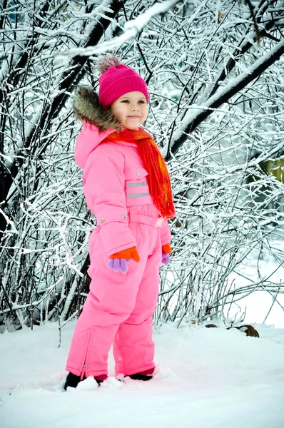 蹒跚学步的小女孩走在美丽的冬天一天 — 图库照片
