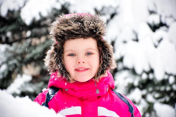 Маленькая девочка на зимнем портрете — стоковое фото