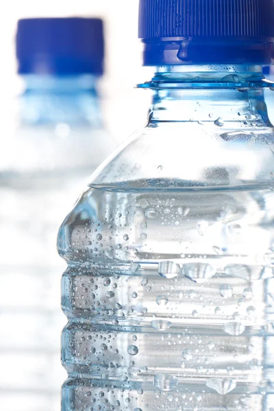 Zimna woda butelkowana — Zdjęcie stockowe
