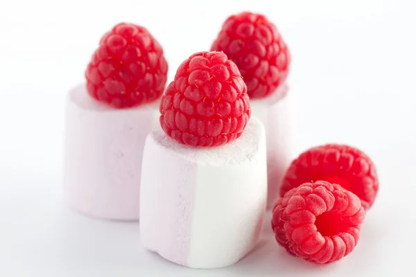 Marshmallow and raspberry — Stock Photo, Image