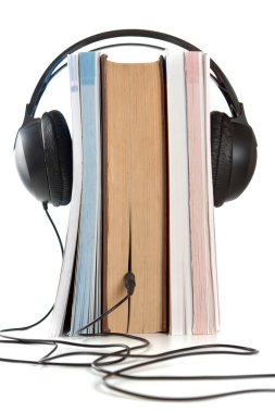 audiobook anlayışı ile kulaklıklar ve kitaplar