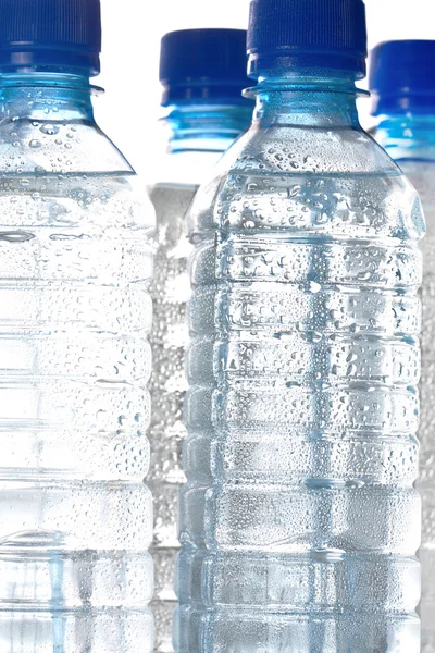 Холодна вода в пляшках — стокове фото