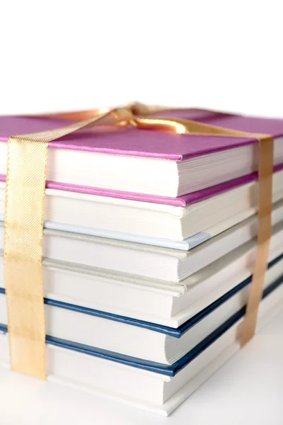 Bücher als Geschenk verpackt — Stockfoto