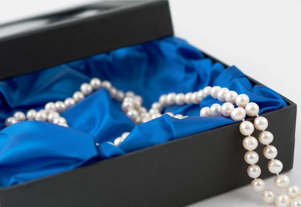Pearl Necklace In A Gift Box — Stock Photo, Image