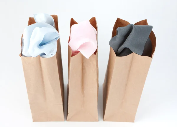 Vêtements dans des sacs en papier brun — Photo