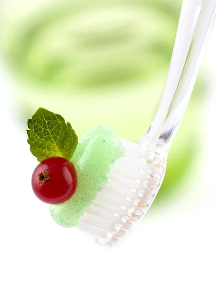 Cepillo de dientes con pasta de dientes fresca de menta — Foto de Stock