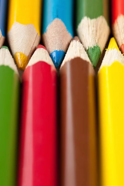 Close-up shot van kleurrijke kleurpotloden — Stockfoto