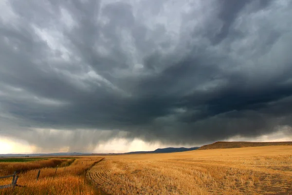 Nubes de tormenta de Montana rural — Foto de Stock