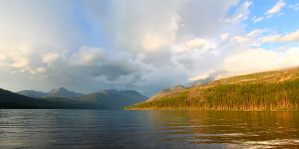 Lago Kintla - Parque Nacional Glaciar —  Fotos de Stock