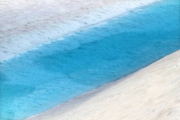 Piscine de fonte des neiges bleu vif — Photo