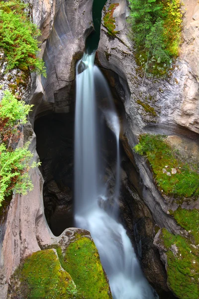 Maligne canyon vattenfall — Stockfoto