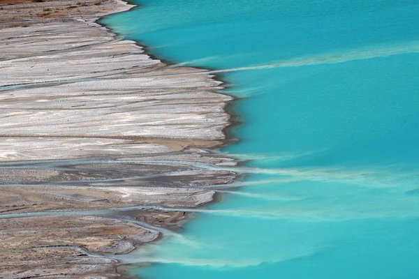 I flussi alimentano il lago Peyto — Foto Stock