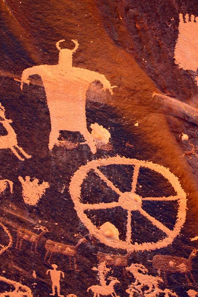 Petroglifi su roccia di giornale — Foto Stock