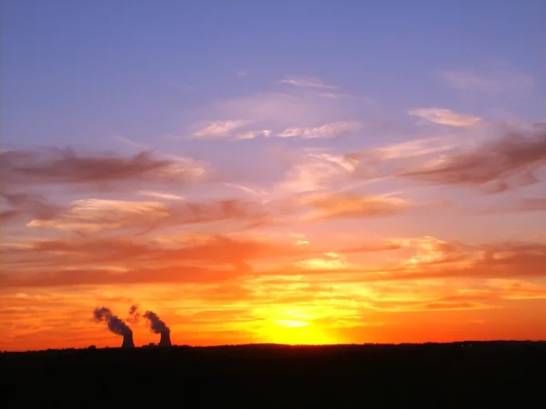 Pôr do sol sobre a central nuclear — Fotografia de Stock