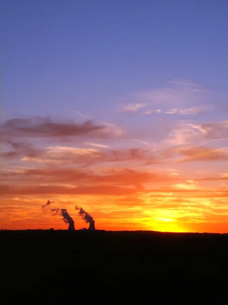Pôr do sol sobre a central nuclear — Fotografia de Stock