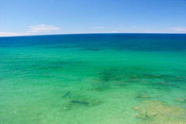 青緑色の水の背景 — ストック写真