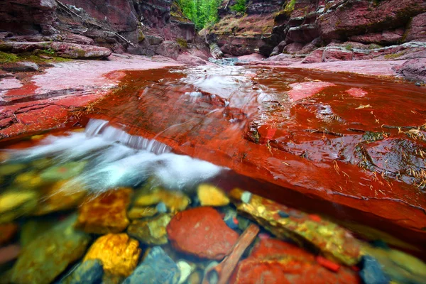Parque dos lagos waterton canyon pedra vermelha — Fotografia de Stock