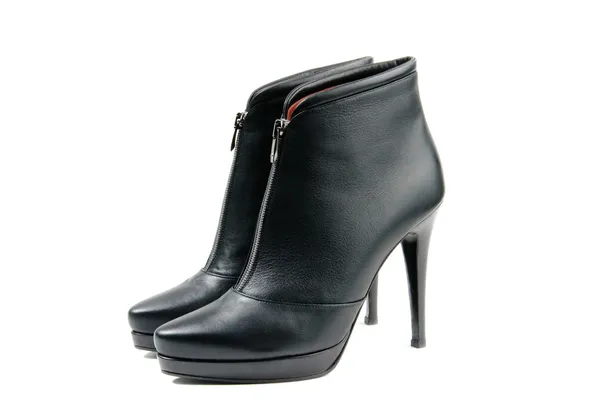 Elegantní černé kožené dámské kotníkové boty — Stock fotografie