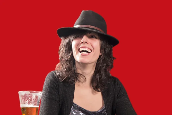 用帽子和一瓶啤酒的年轻女孩 — 图库照片