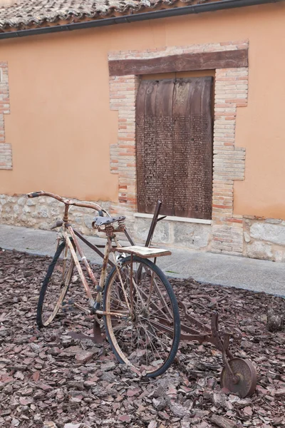 Старий велосипед — стокове фото