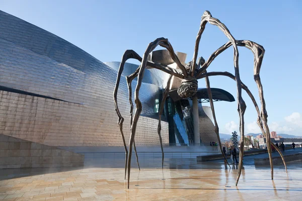 Socha na Guggenheimovo muzeum bilbao — Stock fotografie