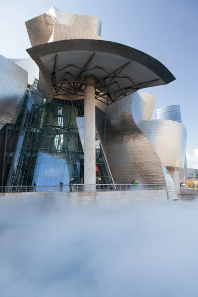 Vapor del lago artificial del Museo Guggenheim Bilbao — Foto de Stock