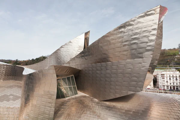 Vormen van titanium Guggenheimmuseum in bilbao, Spanje — Stockfoto
